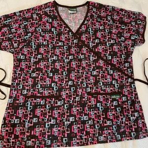 UA Scrubs top. Size XL. Brown pinks blue